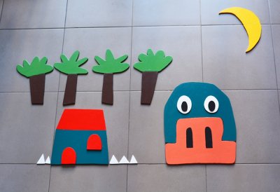 Petit à petit les enfants font disparaitre un à un les éléments constitutifs du monstre qui laisse la place à un paysage familier et rassurant.