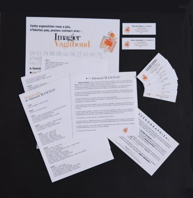 Éléments de signalétique de l'exposition tirés sur papier et plastifiés. Les documents peuvent être facilement patafixés.