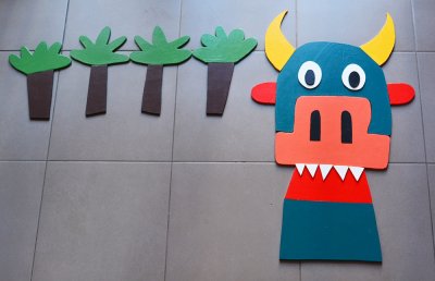 Un jeu où les enfants peuvent rejouer l'histoire de cette dé-construction monstrueuse !