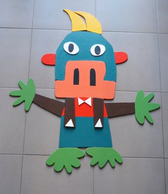 Un jeu où il est possible de s'amuser à construire son propre monstre ! Celui-ci est très chic avec son nœud papillon, sa mèche et ses bretelles…