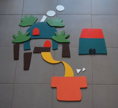 Un jeu pour imaginer d'autres saynètes, comme une cabane dans les arbres avec son toboggan pour glisser dans la piscine de la maison de gros cornichon !