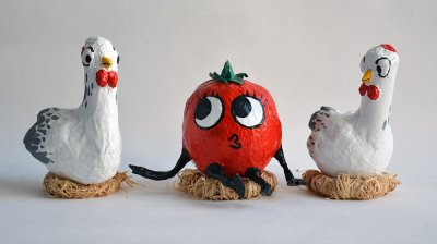 "Azade se prend pour une poule" - Saynète en volume à disposer sous vitrine - Papier mâché peint