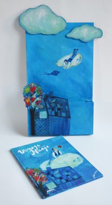Porte-album présentant l'album "Voyage sur un nuage" de l'illustratrice Elise Mansot - Éditions Élan vert.