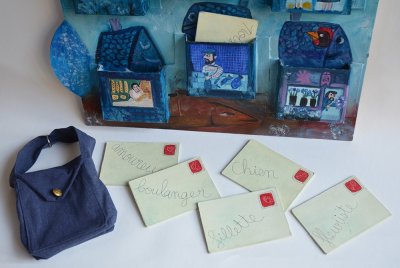 Neuf lettres confiées aux enfants à remettre dans les boites de leur destinataire.