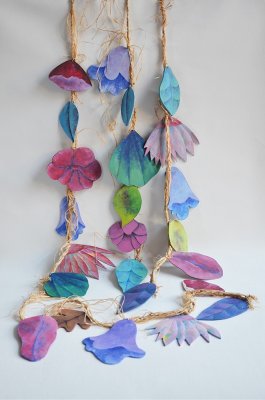 Décorations murales - lianes de fleurs - cartons peints montés sur raffia.
