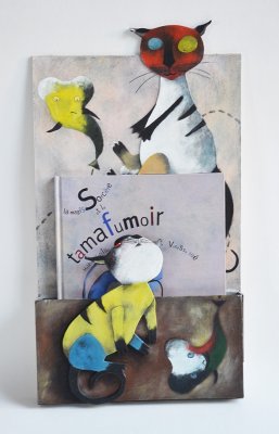 Porte-album avec livre à l'intérieur.