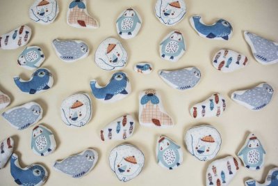 Petits coussinets en tissu rembourr&eacute; de ouate pour le jeu de tri des diff&eacute;rentes esp&egrave;ces d'animaux de la banquise.