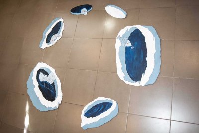 Sc&eacute;nographie au sol en carton &eacute;pais plastifi&eacute; et peint &agrave; l'acrylique &agrave; disposer autour de l'igloo. Dimensions maximales (Lxl) : 98x36 cm