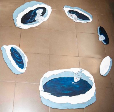 Sc&eacute;nographie au sol en carton &eacute;pais peint &agrave; l'acrylique et plastifi&eacute;. &Agrave; disposer autour de l'igloo.