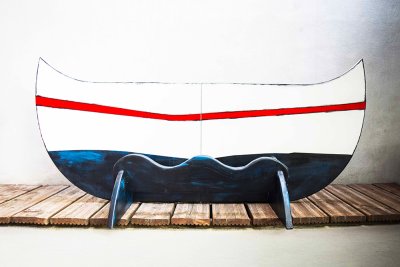 D&eacute;cor de barque en relation avec l'album "Gros boudeur". Il permet de r&eacute;aliser un photo-portrait de 2 ou 3 enfants en compagnie de L&eacute;on. Dimensions : 142x51x66 cm.