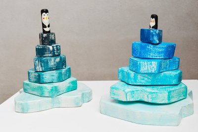 Jeu de 2 tours en bois, compos&eacute;es de 10 morceaux d'icebergs, mont&eacute;s du plus grand au plus petit autour d'un cylindre, coll&eacute; sur un socle. Dimensions (20x30 cm).