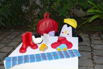 Les affaires de L&eacute;on. (Sac &agrave; dos, bottes, doudou ourson, bob, &eacute;charpe, mouffles, livre, voitures, ballon).