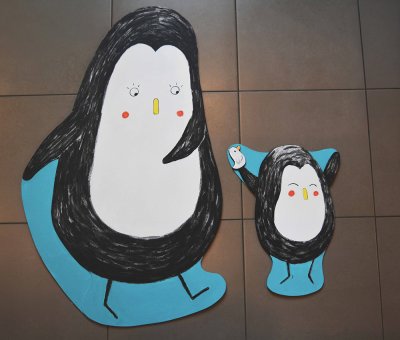 "Maman pingouin et Marcel" -2 D&eacute;cors muraux r&eacute;alis&eacute;s en grande dimension pour jalonner les murs de l'espace d'exposition.