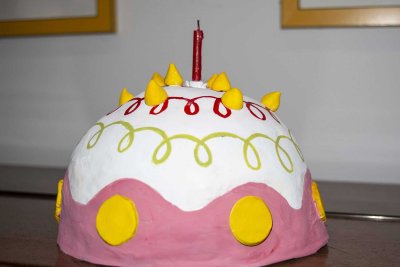 Le g&acirc;teau de Marcel en papier m&acirc;ch&eacute; et carton peint et sa bougie rouge. Dimensions (⍉xh) : 18x10cm