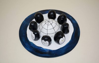 Igloo de la famille pingouin, entour&eacute; des diff&eacute;rents personnages - R&eacute;alisation en carton, aluminium, p&acirc;te auto-durcissante et p&acirc;te Fimo, le tout peint &agrave; l'acrylique.