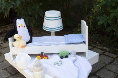 Les affaires de Marcel. (Lit, matelas, oreiller, lampadaire, biberon, pot, doudou canard, gigoteuse, voitures).
