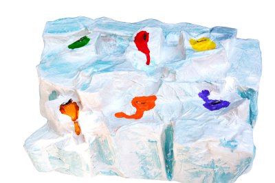 Socle iceberg en papier m&acirc;ch&eacute; avec les couleurs des diff&eacute;rentes glaces &agrave; placer dans des entailles. Dimensions (26x20x8 cm).