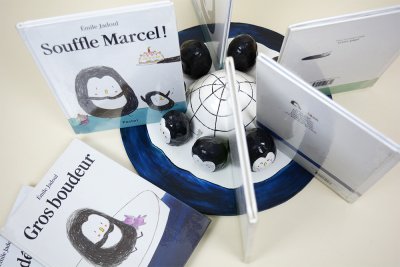 V&eacute;ritable porte-albums-tourniquet r&eacute;alis&eacute; &agrave; la dimension des livres.