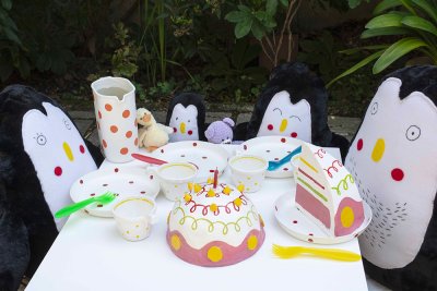 Sayn&egrave;te et jeu de grande dimension inspir&eacute; de l'album "Souffle Marcel" pour jouer &agrave; la dinette avec la famille pingouins. Espace requis 1m2.