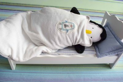 La poup&eacute;e "Marcel" qui essaie de dormir.