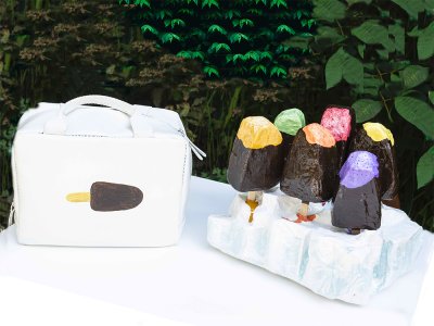 Jeu de tri des couleurs et saveurs ; un sac isotherme pour ranger les glaces, un socle en iceberg de reconnaissance des couleurs et 6 glaces en papier m&acirc;ch&eacute;.