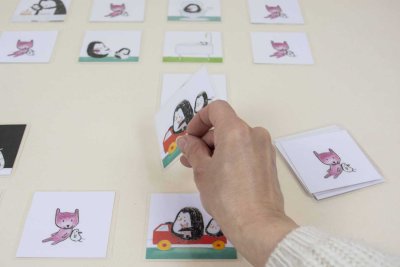 Jeu de memory constitu&eacute; de 24 cartes. Dessin du doudou au verso.