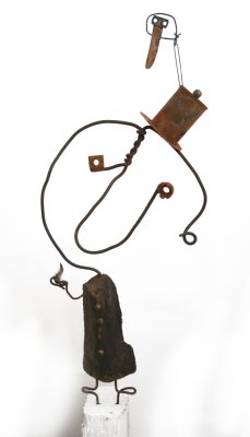 Homme à l'oiseau - sculpture originale de C. VOLTZ présentée sur plot.