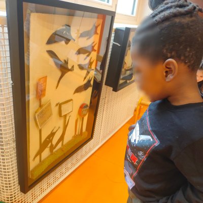 Grand cadre en plexiglas et baguette noire pr&eacute;sentant les diff&eacute;rentes gueules du loup en m&eacute;tal. Dimensions (70x100x5 cm).