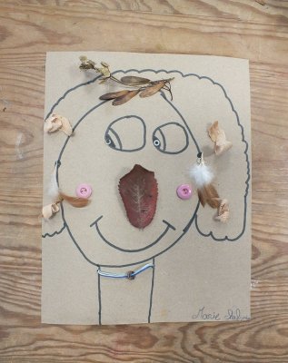 feuilles, boutons, plumes, copeaux et branchette pour un très beau portrait féminin fait par Marie