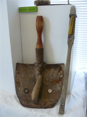 Pelle et balayette - sculpture originale de C. VOLTZ présentée à la Médiathèque de Fourchambault (58)