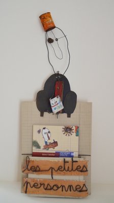 Livre présenté dans son porte-album - Création plastique commune à l'artiste et aux étudiants de l'Ecole Emile Cohl.
