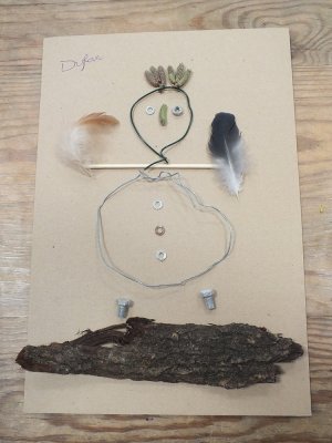Réalisation d'animaux avec des "petits bidules" à la manière de Christian Voltz - Une véritable poule avec ses ailes en plumes, sa crête et son bec en chatons de peuplier, ses pattes en boulons !