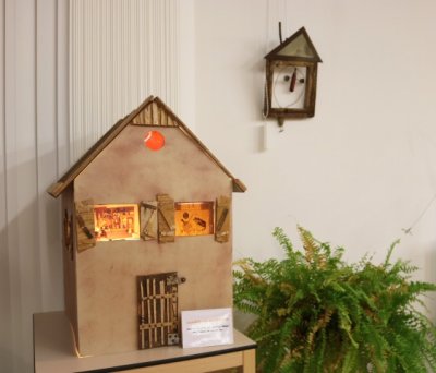 La maison des Ektachromes et son toit pliable. Dimensions (90x65x5cm), fabriqu&eacute;e en carton et mat&eacute;riel de r&eacute;cup&eacute;ration..