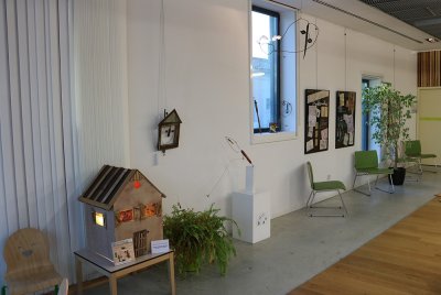 Petite maison en carton éclairée de l'intérieur permettant de présenter le travail du photographe Jean-Louis Hess à partir du travail de C. Voltz - Médiathèque de Podensac (33)