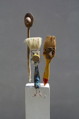 Trois bonhommes-pinceaux - sculpture originale de C. VOLTZ présentée sur plot.