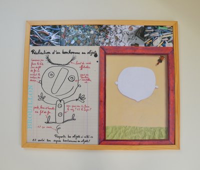 Atelier de création graphique "à la manière de …" à partir de petits objets de récupération. Deux enfants peuvent inter-agir.