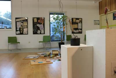 Sculptures, ateliers et panneaux de présentation du travail préparatoire de C. VOLTZ mis en place à la médiathèque de Podensac (33)