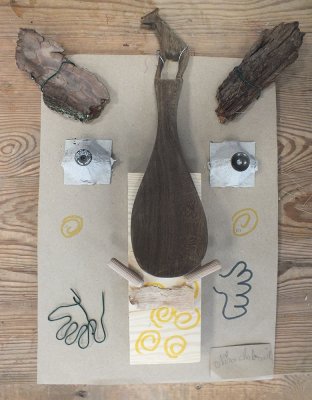Atelier sur le portrait - Création faite par Nino : écorce, torillons, cuillère en bois, planchette, boite à œuf… Il ne s'en laisse pas conter le bonhomme !