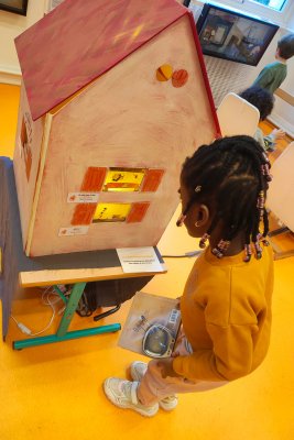 La maison des Ektachromes et son toit pliable. Dimensions (90x65x5cm), fabriqu&eacute;e en carton et mat&eacute;riel de r&eacute;cup&eacute;ration.