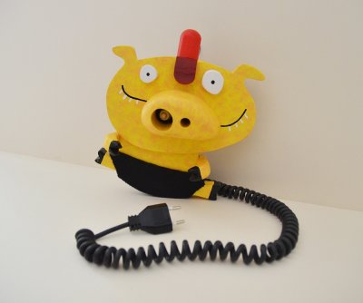 Fingerinzenoze: Lampe de chevet pour enfant - Création de Christian Voltz fabriquée par l'association LibreObjet. Cette lampe peut être disposée au sein de l'exposition.