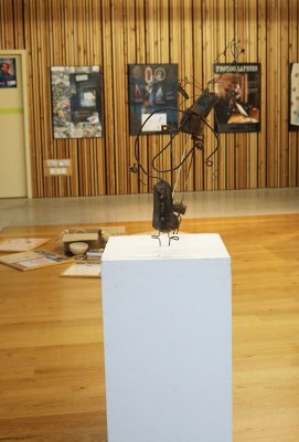 Sculpture disposée sur un plot et cadres présentant le processus de travail de Christian Voltz - Médiathèque de Podensac (33)