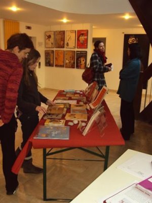 Présentation des affiches à l'entrée de la Médiathèque Albert Camus de Chilly-Mazarin (91)