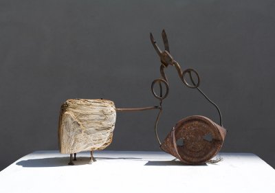 La chèvre - sculpture originale de C. VOLTZ présentée sur plot.