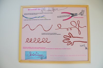 Comment utiliser le fil de fer? Atelier de création graphique "à la manière de …" où deux enfants peuvent inter-agir.
