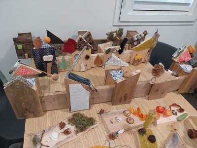Plusieurs r&eacute;alisation &agrave; partir d'objets de r&eacute;cup&eacute;ration- M&eacute;diath&egrave;que de Mouilleron Saint-Germain (85).