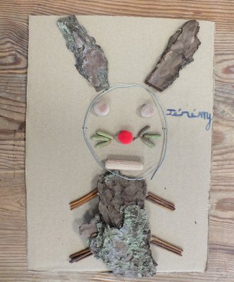 Un fabuleux lapin fait par Jérémy : écorces, chatons d'arbre, petits bouts de bois, torillon, boutons en tissu et fil de fer !