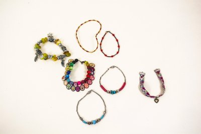 Bracelets en argent et perles color&eacute;es dans le coffre au tr&eacute;sor.