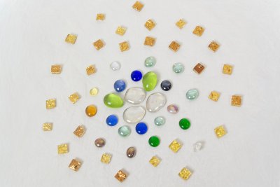 57 Pierreries faisant partie du tr&eacute;sor. Dimensions(1x1 et 2x3,5 cm)