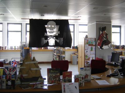 Éléments de scénographie mis en place à la médiathèque de Hyères (83)