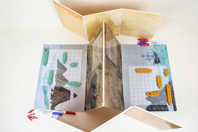 Niveau 2 - Jeu de bataille navale pour des enfants plus grands ou m&ecirc;me des adultes, avec 5 navires dispos&eacute;s &agrave; plat de part et d'autre des 2 grilles adverses.